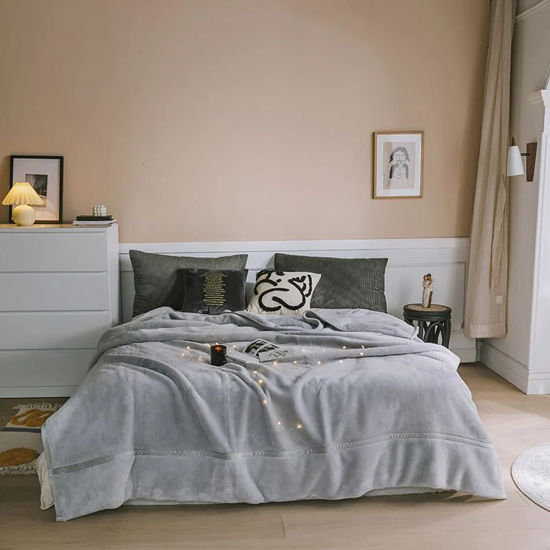 New Arrival Twin Size Silver Gray Comforter by FNH