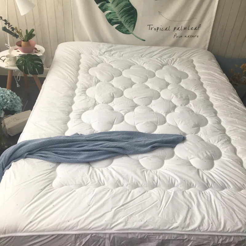 Exquisitely Patterned Down Alternative Filling Quilted Flower Mattress Topper by FNH